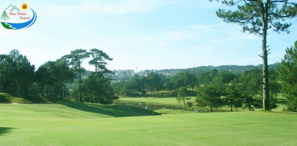 Sân golf vào buổi trưa