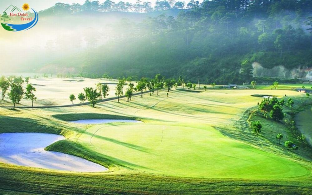 Sân golf này nằm gần khu du lịch Hồ Tuyền Lâm