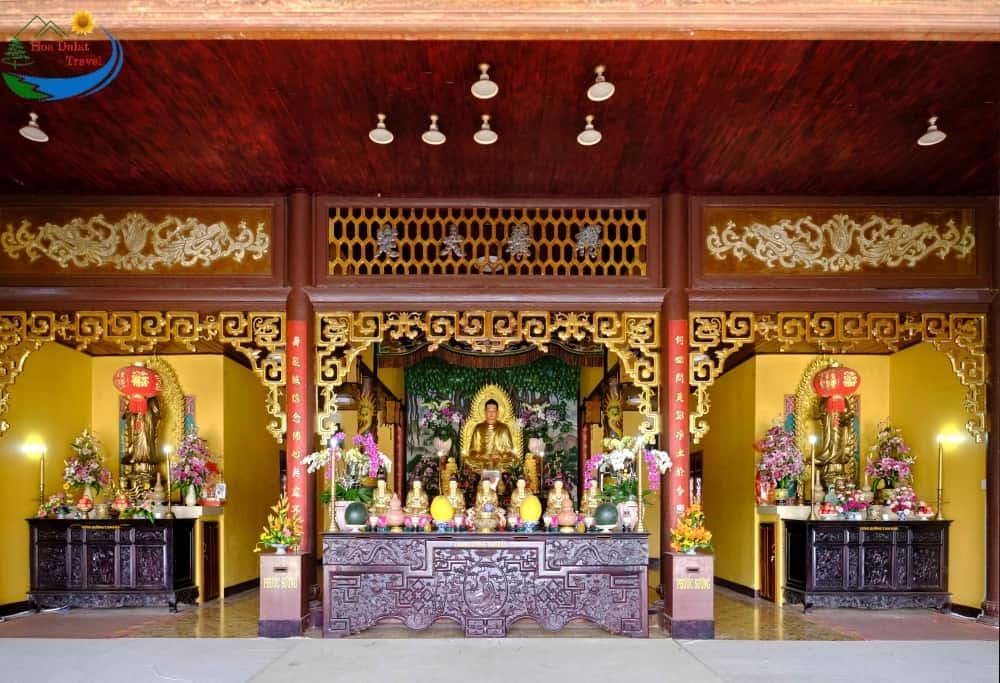 Chánh điện chùa Linh Quang