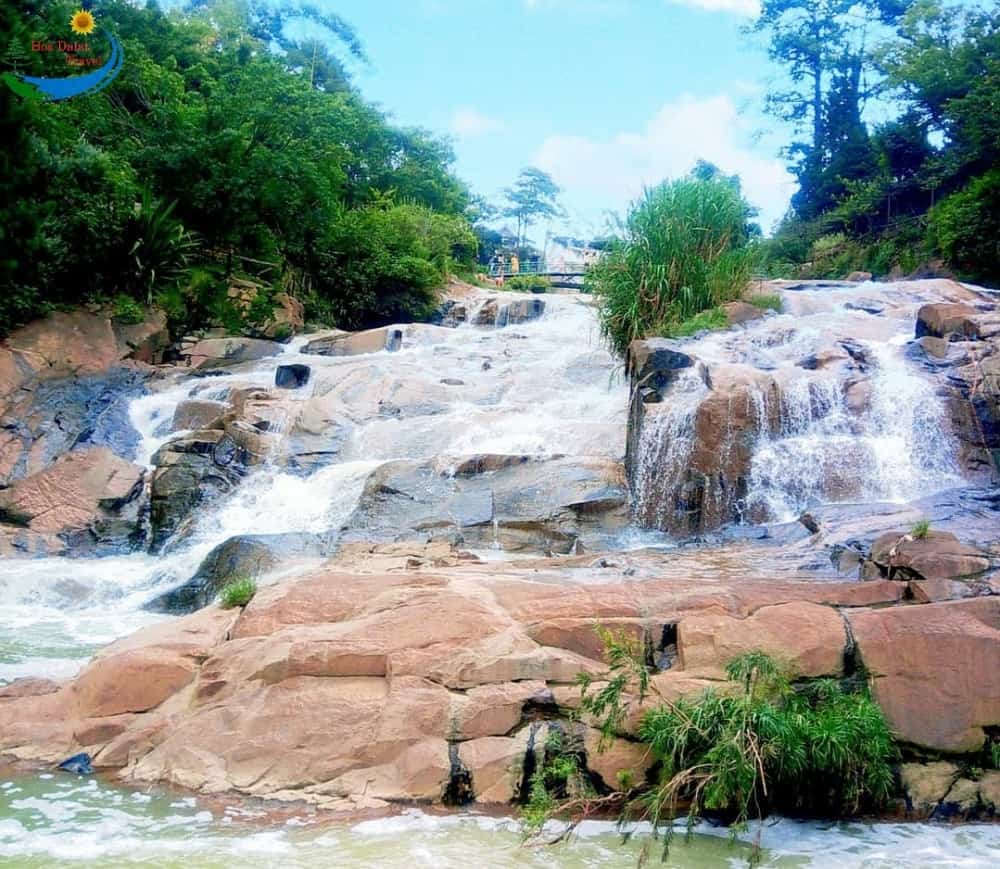 Hình ảnh thác nước Cam Ly chảy với làn nước trong veo