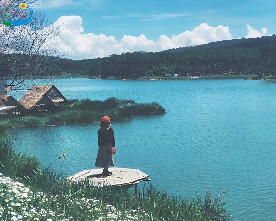 Hồ Tuyền Lâm với vẻ đẹp tĩnh lặng và yên bình, một bức tranh sơn thủy tuyệt đẹp
