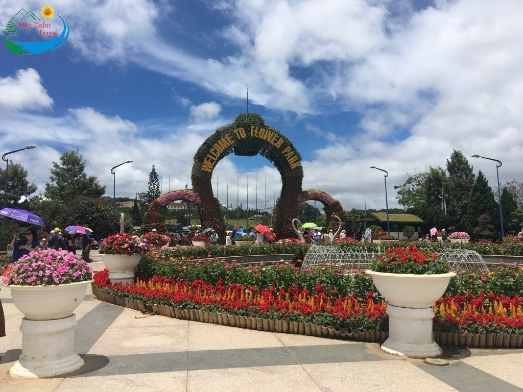 Cổng công viên hoa Đà Lạt được xếp bởi các chậu hoa đặc sắc