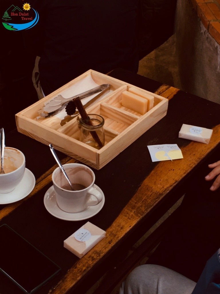 Menu Quán chủ yếu là trà và các đồ uống đơn giản như cà phê