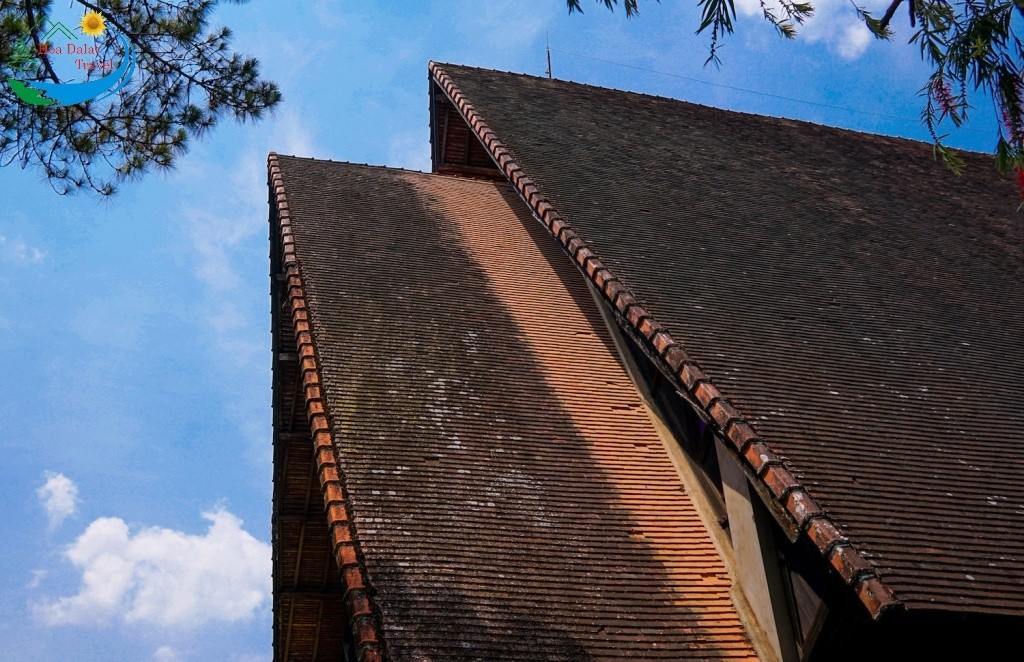 Nhà thờ Cam Ly Đà Lạt được cách điệu từ mái nhà rông cổ truyền của vùng đất Tây Nguyên