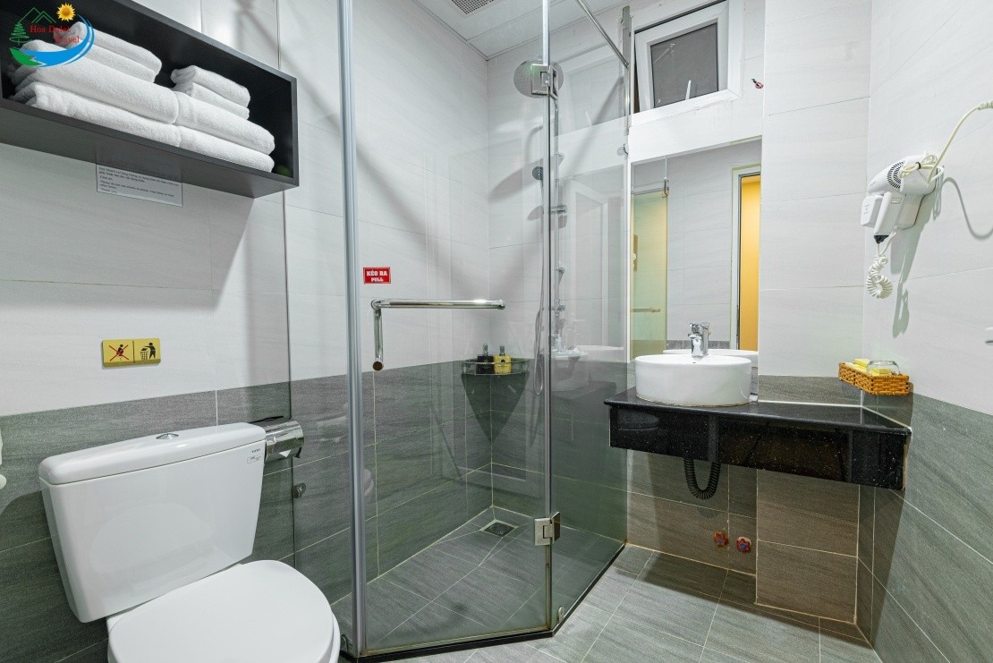 Phòng vệ sinh cực kỳ sạch sẽ với vòi hoa sen được ngăn cách bởi lớp kính trong suốt