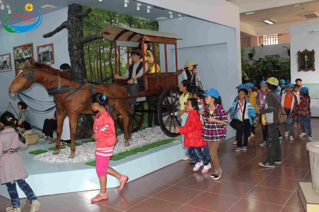 Các em học sinh tham quan bảo tàng