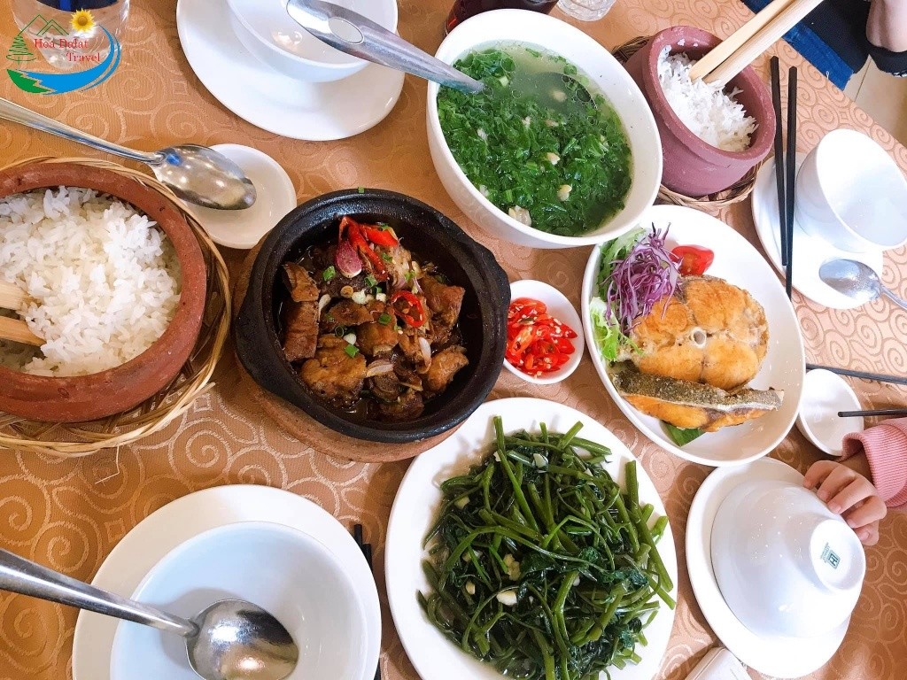 Cơm niêu tại đây được ăn kèm với nhiều món ăn truyền thống hấp dẫn Việt Nam