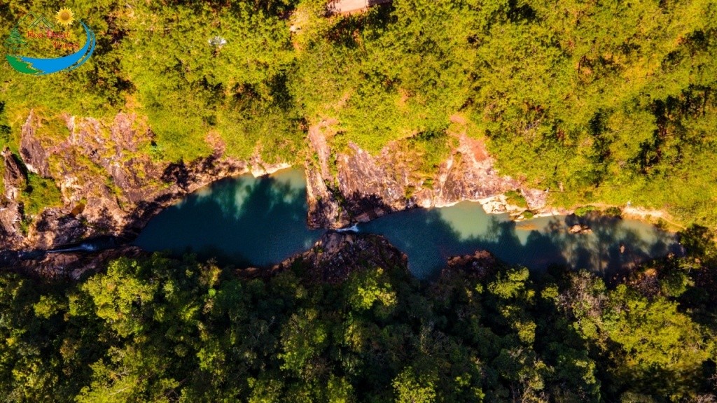 Dòng thác này thuộc quần thể hồ Đan Kia - suối Vàng, nằm ngay dưới chân núi Lang Biang