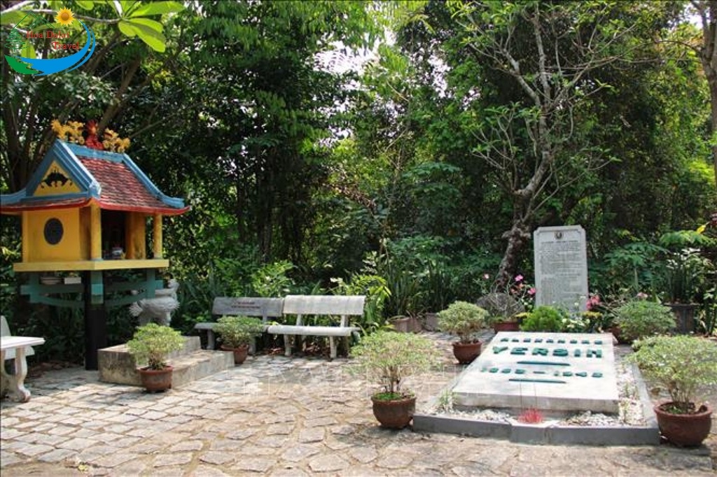 Khu mộ bác sĩ Alexandre Yersin ở Khánh Hòa