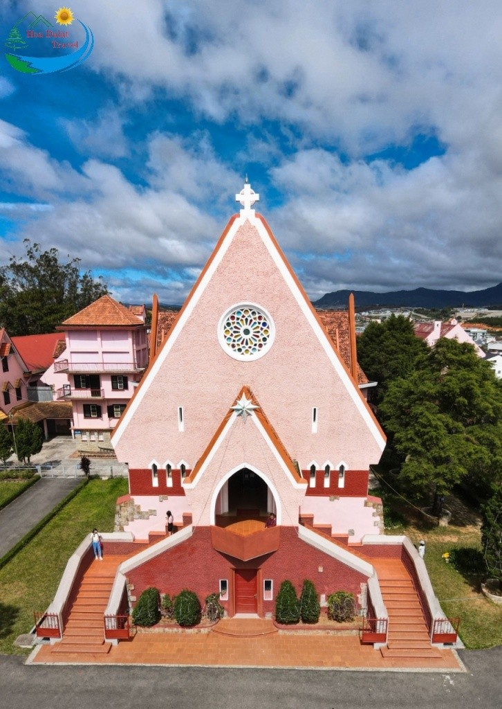 Mái nhà của nhà thờ có hình dạng tương tự những mái nhà rông