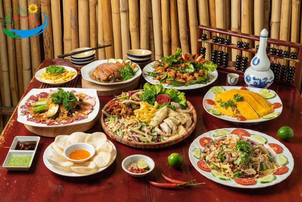 Túy Tửu Lầu còn là một địa chỉ phục vụ ăn trưa được khá nhiều thực khách ưa thích