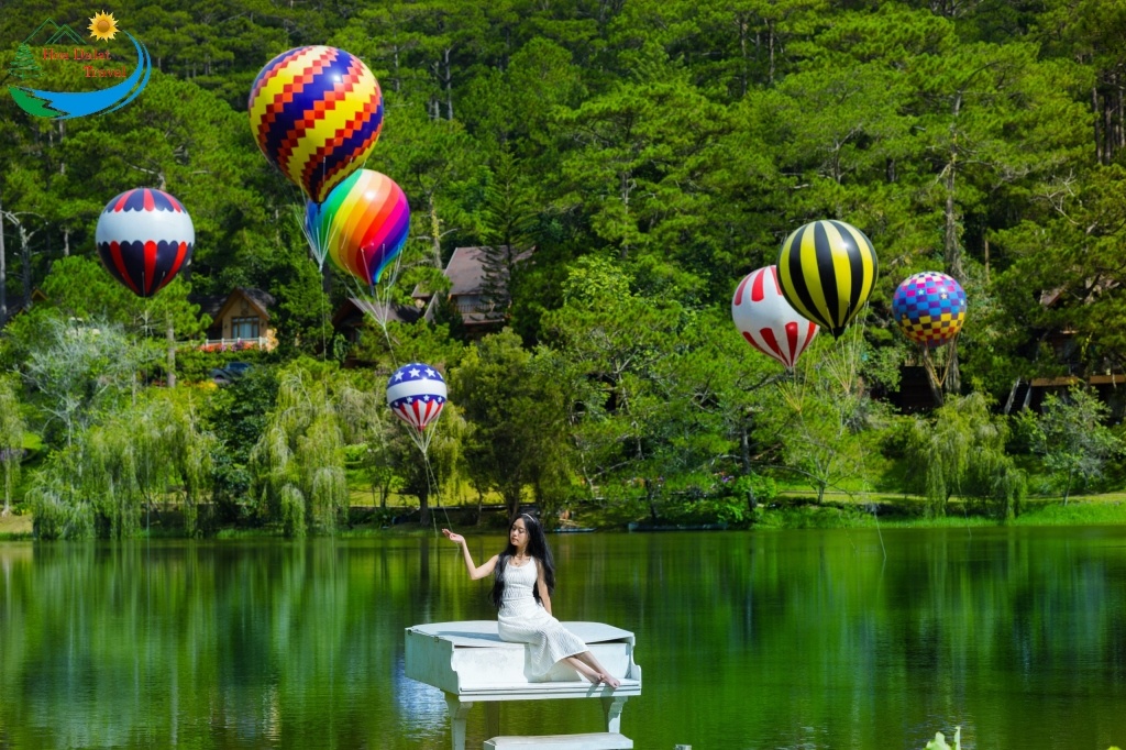 Thung lũng khinh khí cầu đủ màu sắc giữa hồ 