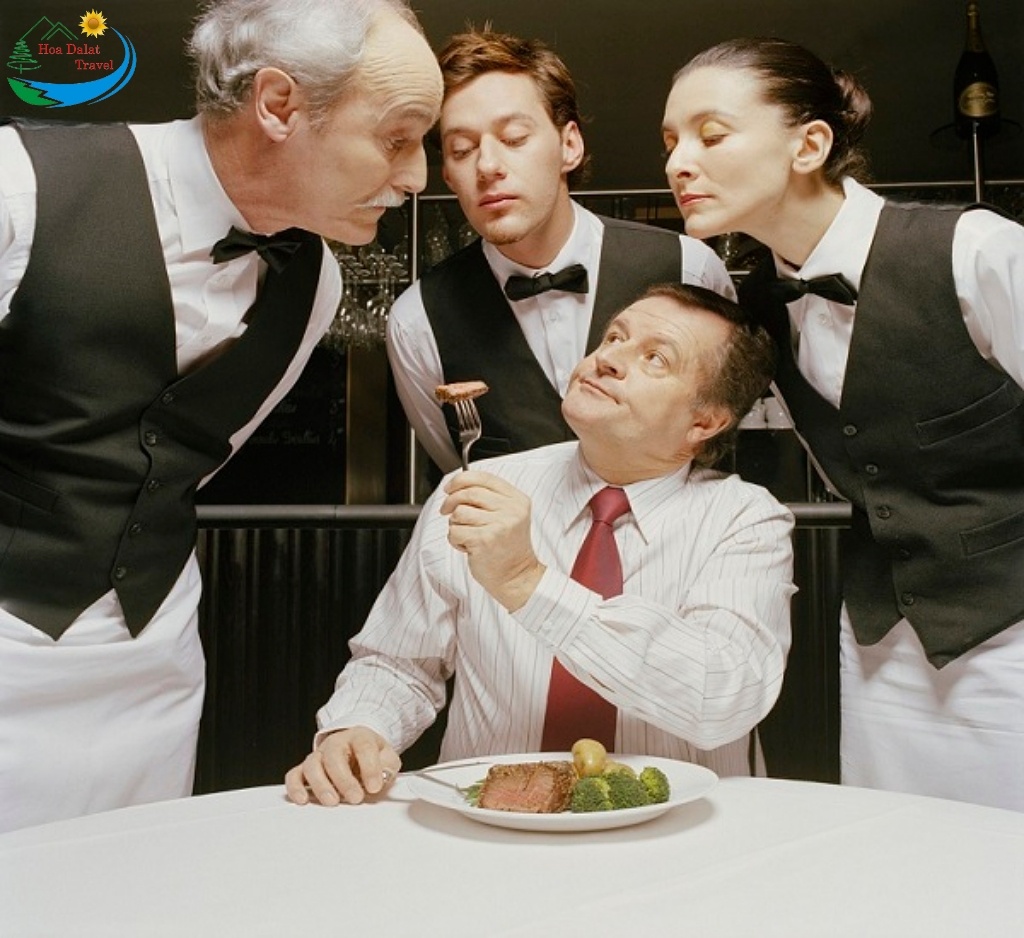 Nhà hàng thường có mức độ phục vụ chuyên nghiệp, chu đáo