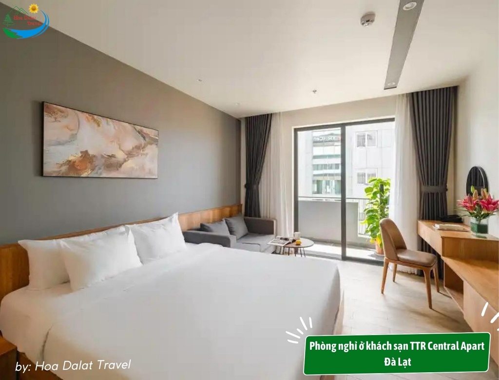 Phòng ngủ TTR Central Apart có sô pha ngay gần ban công, tạo không gian lý tưởng để thư giãn và ngắm cảnh thành phố