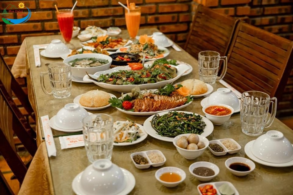 Các món ăn Cơm Niêu Hương Việt mang đậm hương vị truyền thống Việt Nam, như cơm tấm với sườn nướng và nước mắm