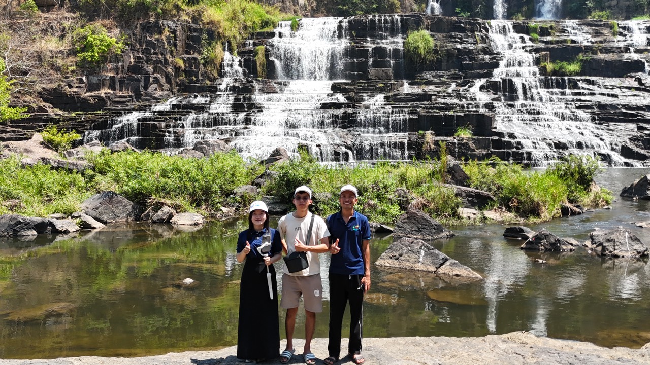  Ảnh nhân viên Hoa Dalat Travel đi review thác Pongour