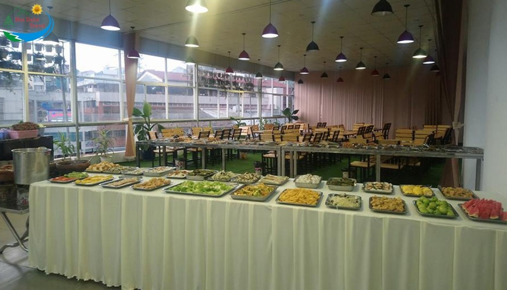 Các món ăn đa dạng, được bày biện ngăn nắp ở quán Tám