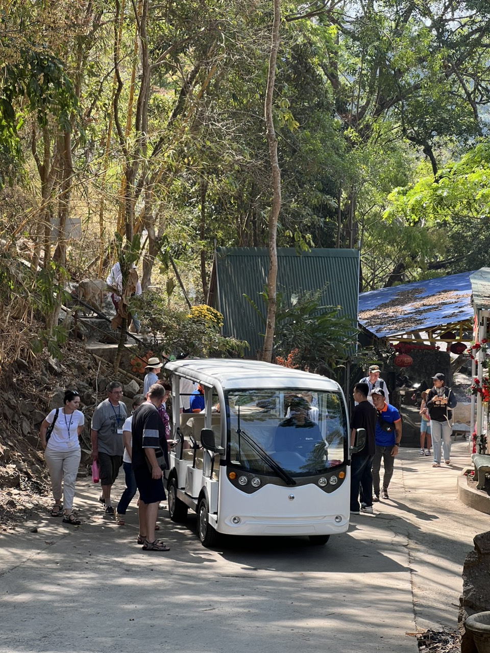 Xe điện chở khách lên cổng thác Pongour