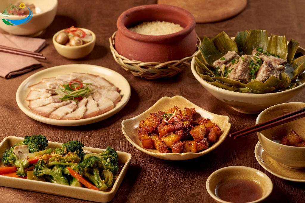 Nhà hàng cơm niêu Như Ngọc cung cấp nhiều lựa chọn món ăn như cơm niêu, cá kho tộ, và gà chiên nước mắm...