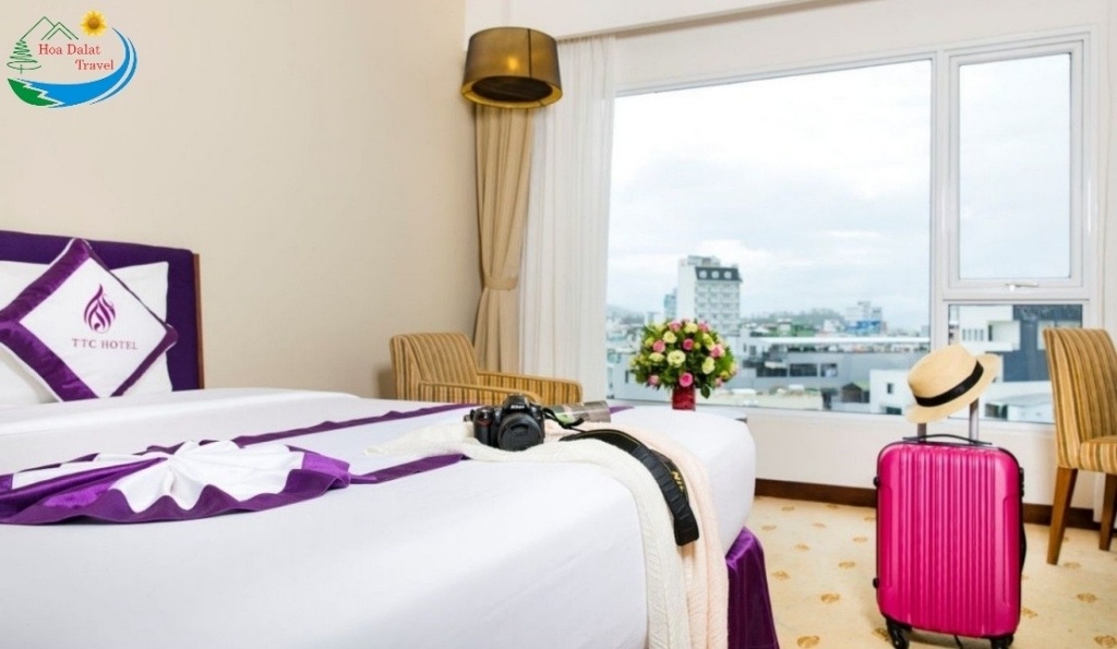 Phòng TTC Hotel Premium Ngọc Lan có thiết kế hiện đại, thoáng đãng với cửa sổ lớn hoặc ban công view đẹp