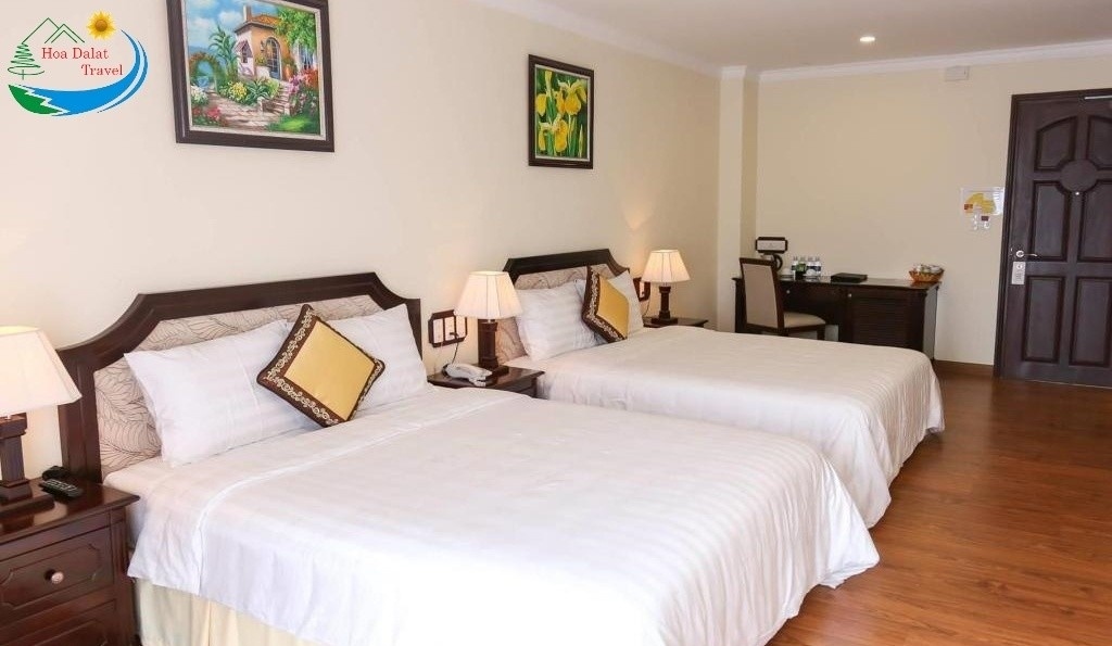 Phòng khách sạn tại Iris Đà Lạt Hotel có không gian sạch sẽ và thoải mái