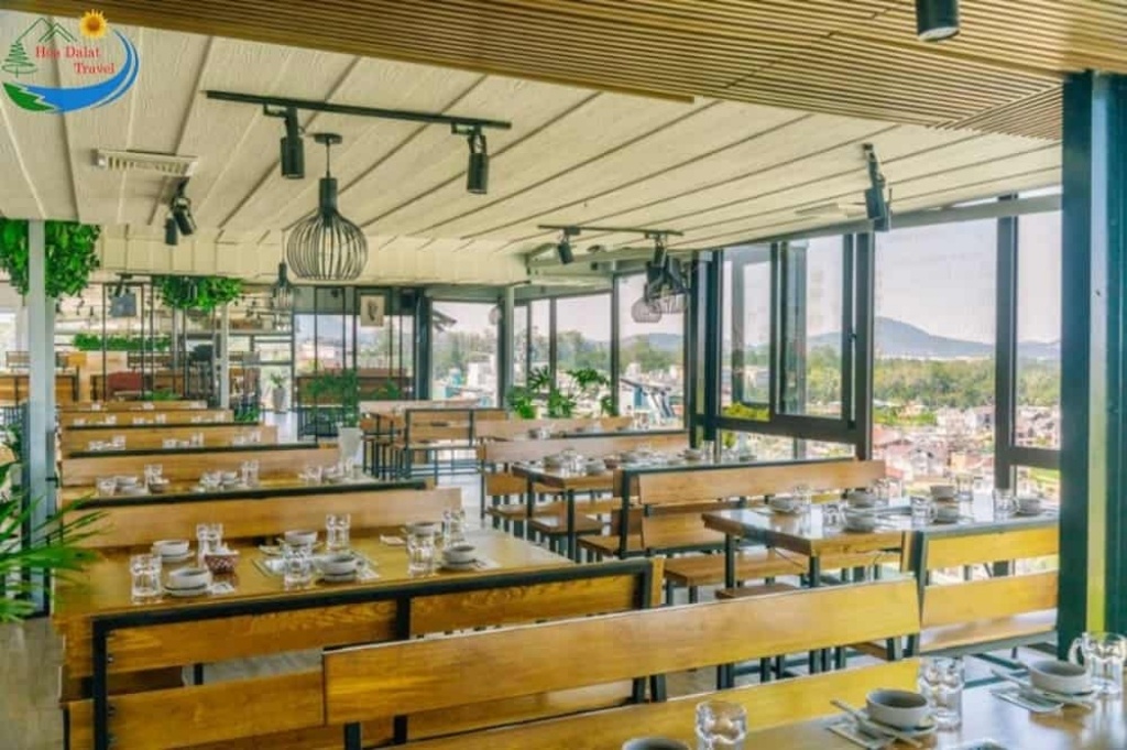 Nhà hàng Léguda buffet rau Đà Lạt có không gian rộng và view đẹp